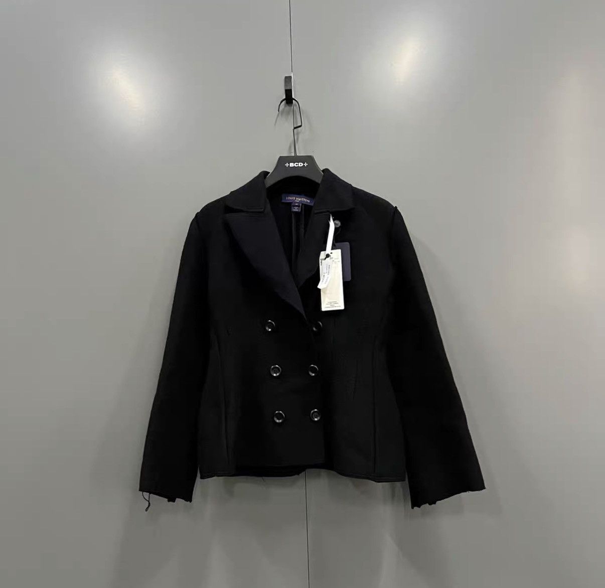 Louis Vuitton Louis Vuitton Black Double-Breasted Short Wool Coat J41 Size S / US 4 / IT 40 - 1 Thumbnail