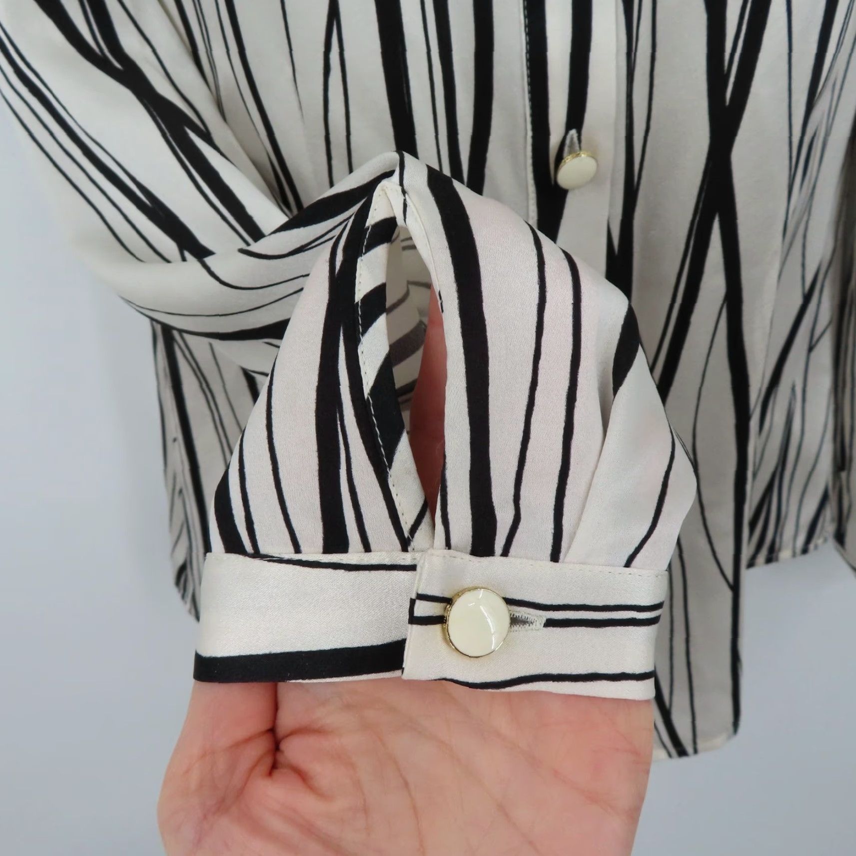 Vintage St John Collection Women 2 Black White Wavy Striped Button Blouse Silk Blend Shirt Size XS / US 0-2 / IT 36-38 - 3 Thumbnail