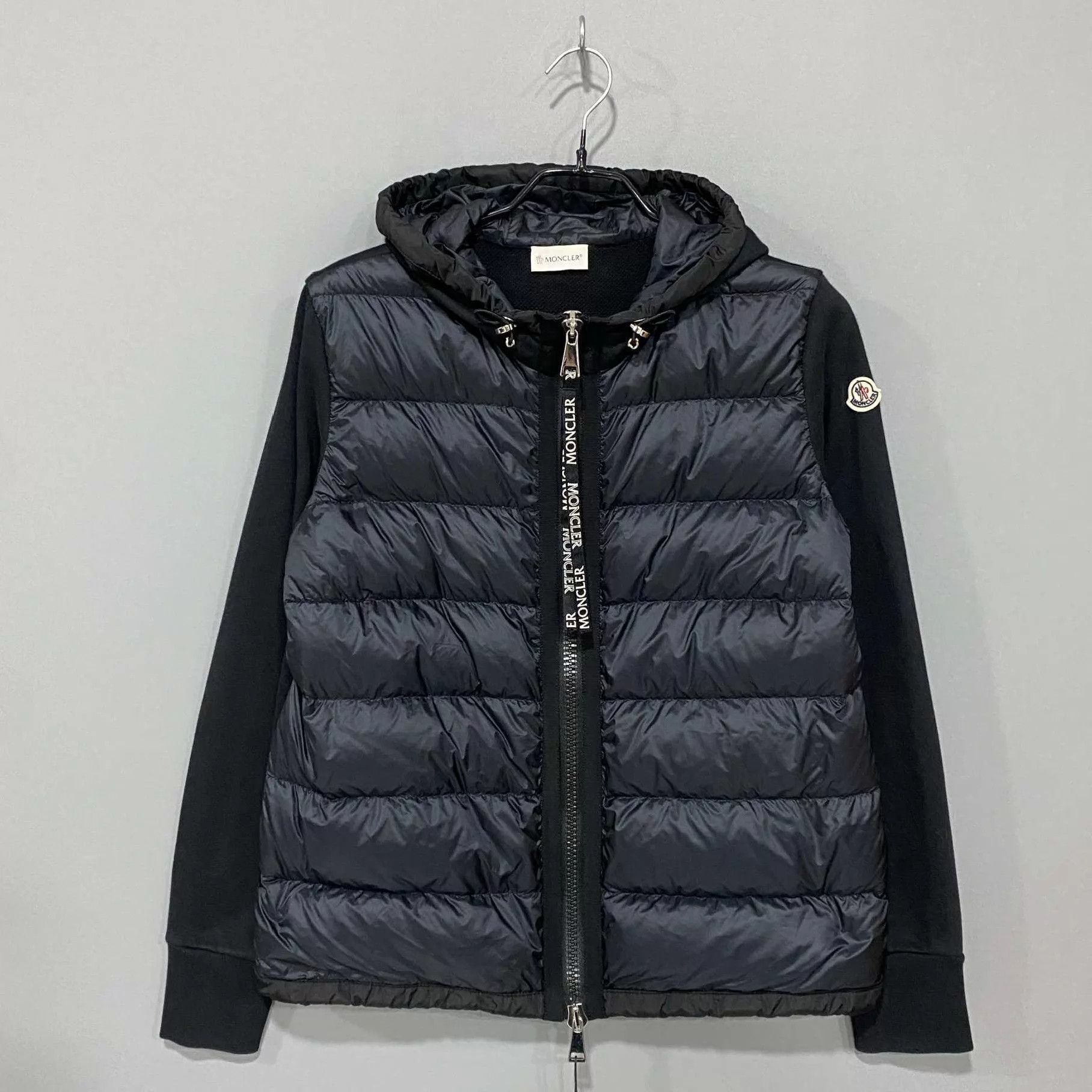 Moncler Moncler black logo hooded knit panel down coat M Size M / US 6-8 / IT 42-44 - 1 Thumbnail