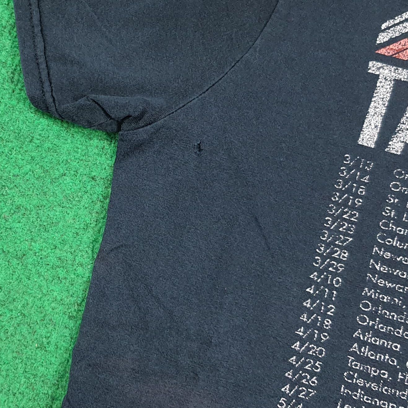 Band Tees Vintage Taylor Swift Red Tour 2013 Tshirt C294N31 Size US M / EU 48-50 / 2 - 8 Thumbnail