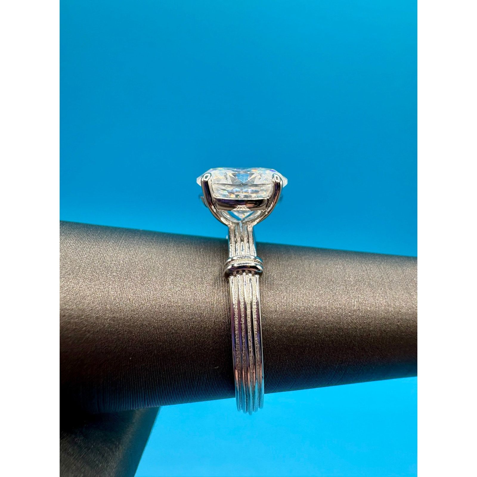 Jewelry NEW 2.5ct Moissanite in AU750 (75% White Gold) - Sz. 6.5 Size ONE SIZE - 7 Thumbnail