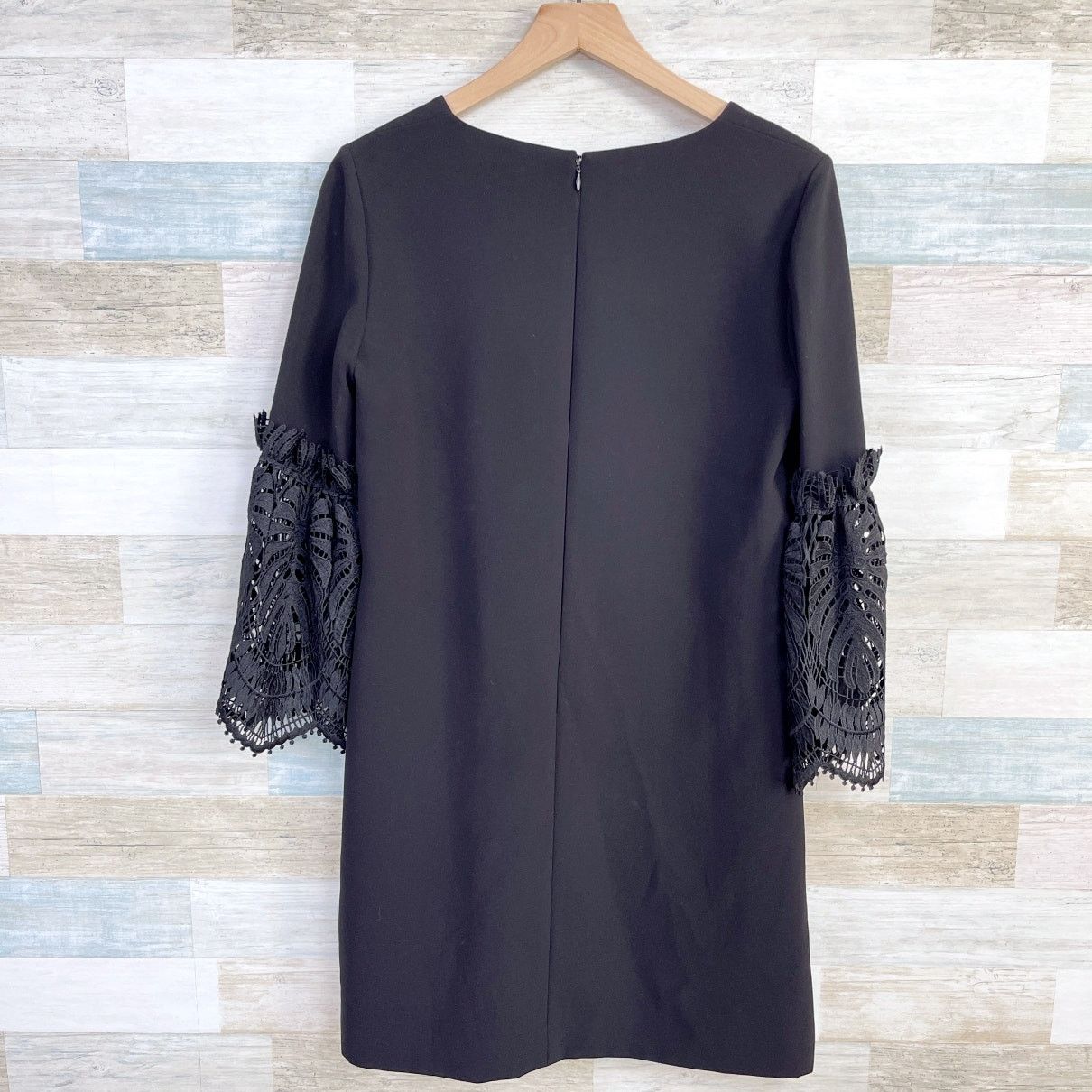 Elie Tahari Tahari Lace Bell Sleeve Cocktail Dress Black Long Sleeve 4 Size S / US 4 / IT 40 - 4 Thumbnail