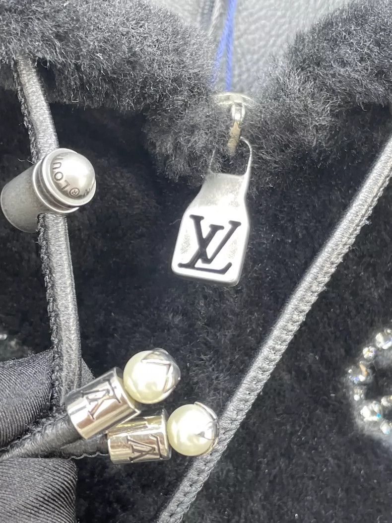 Louis Vuitton Louis Vuitton 25 latest rhinestone logo fur jacket Size US M / EU 48-50 / 2 - 3 Thumbnail