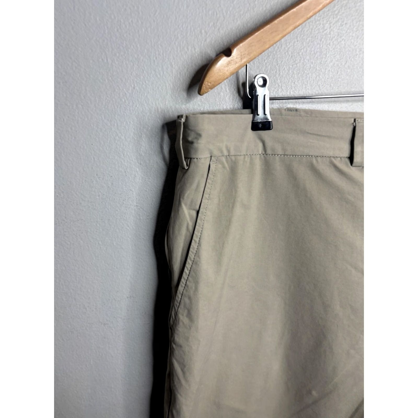 Vineyard Vines Vineyard Vines Shorts Mens 42 Chino OTG On-The-Go Khaki Beige Regular 10in Inseam Pockets Mens Beach Casual Size US 42 / EU 58 - 2 Thumbnail