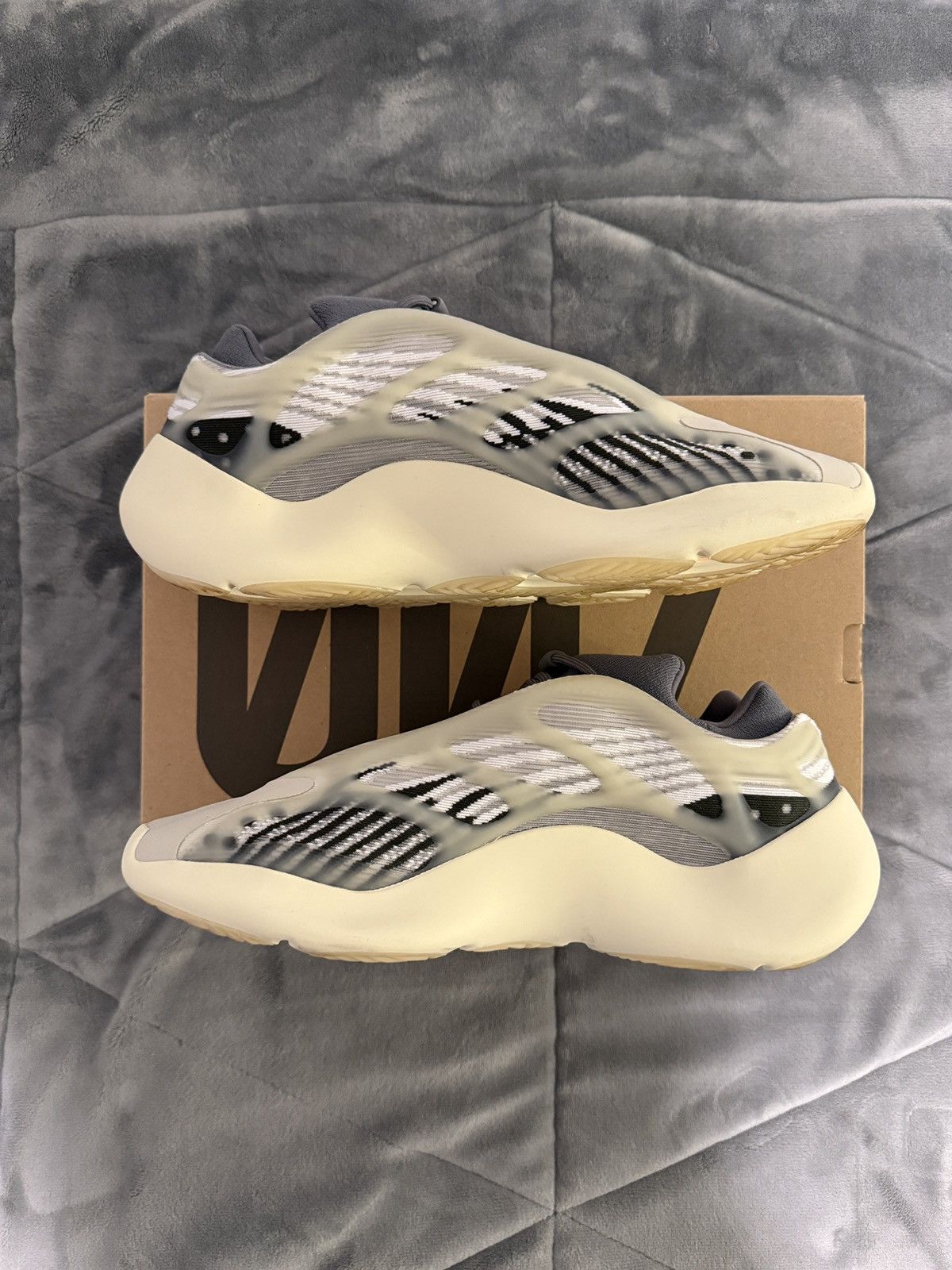 Yeezy Yeezy 700 V3 ‘Fade Salt’ Size US 12 / EU 45 - 5 Thumbnail
