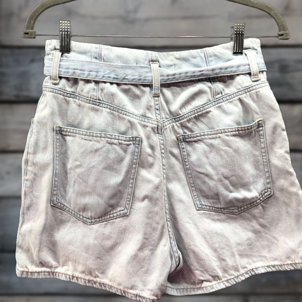 Uniqlo Uniqlo High Waisted Wide Leg Belted Denim Shorts Womens 25 Light Blue Wash Size 42" / US 20 - 1 Thumbnail