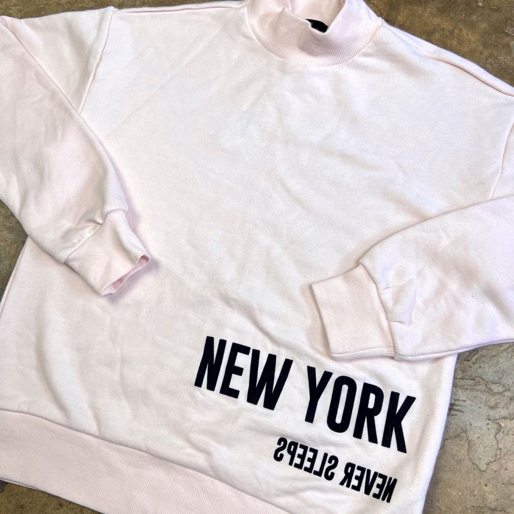 Forever 21 FOREVER 21 Pullover Mockneck Sweatshirt Small New York Never Sleeps Graphic Shirt Women Pink - 2020s N/A Size S / US 4 / IT 40 - 4 Thumbnail