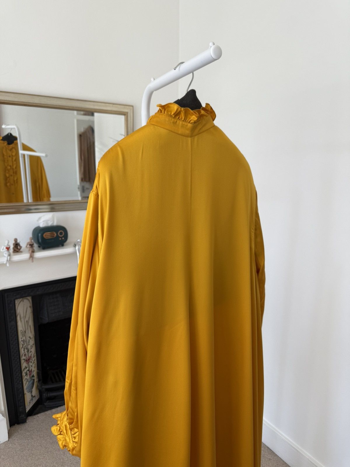 Saint Laurent Paris SS22 Saint Laurent Victorian Gold Silk Cape Size US M / EU 48-50 / 2 - 5 Thumbnail