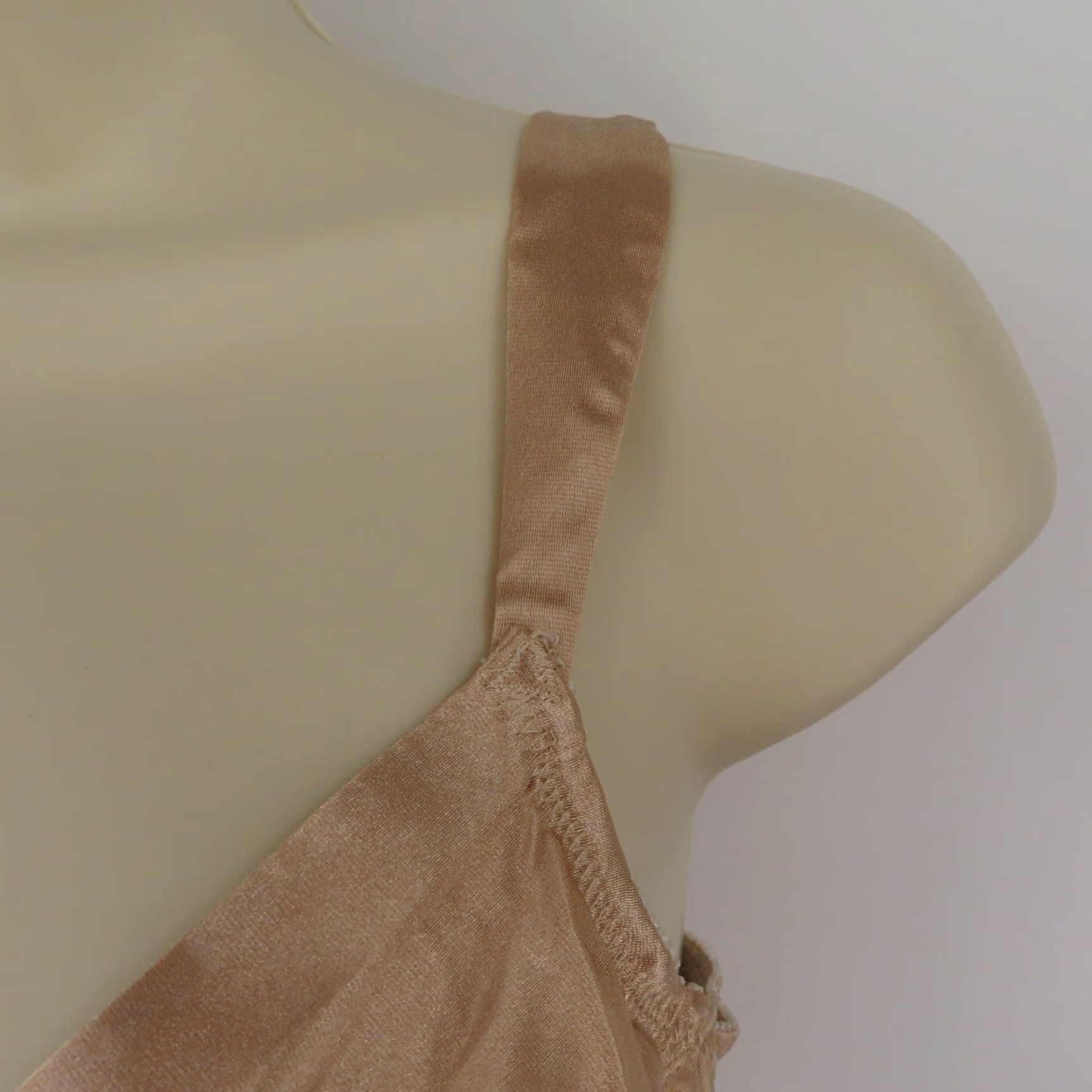 Vintage VINTAGE Bestform Fascination 34C 6662 Beige Shiny Satin Underwire Wide Strap Bra VTG Size ONE SIZE - 5 Thumbnail