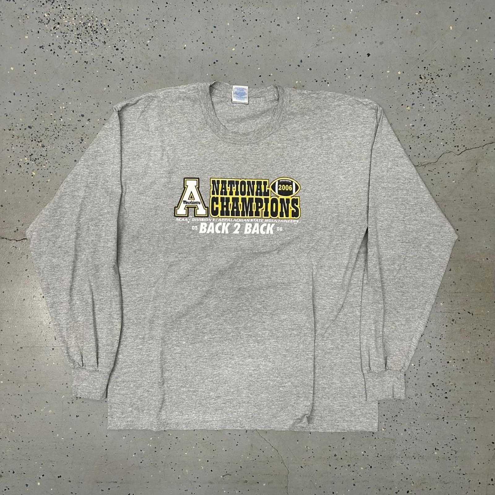 Gildan Y2K long sleeve Appalachian State University football shirt Size US XL / EU 56 / 4 - 1 Thumbnail
