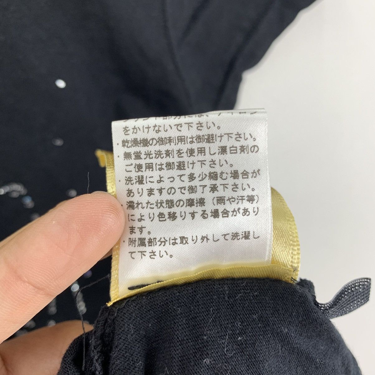 Japanese Brand R LONDON Japanese Brand Perfume Design Beads Tshirt Size S / US 4 / IT 40 - 8 Thumbnail