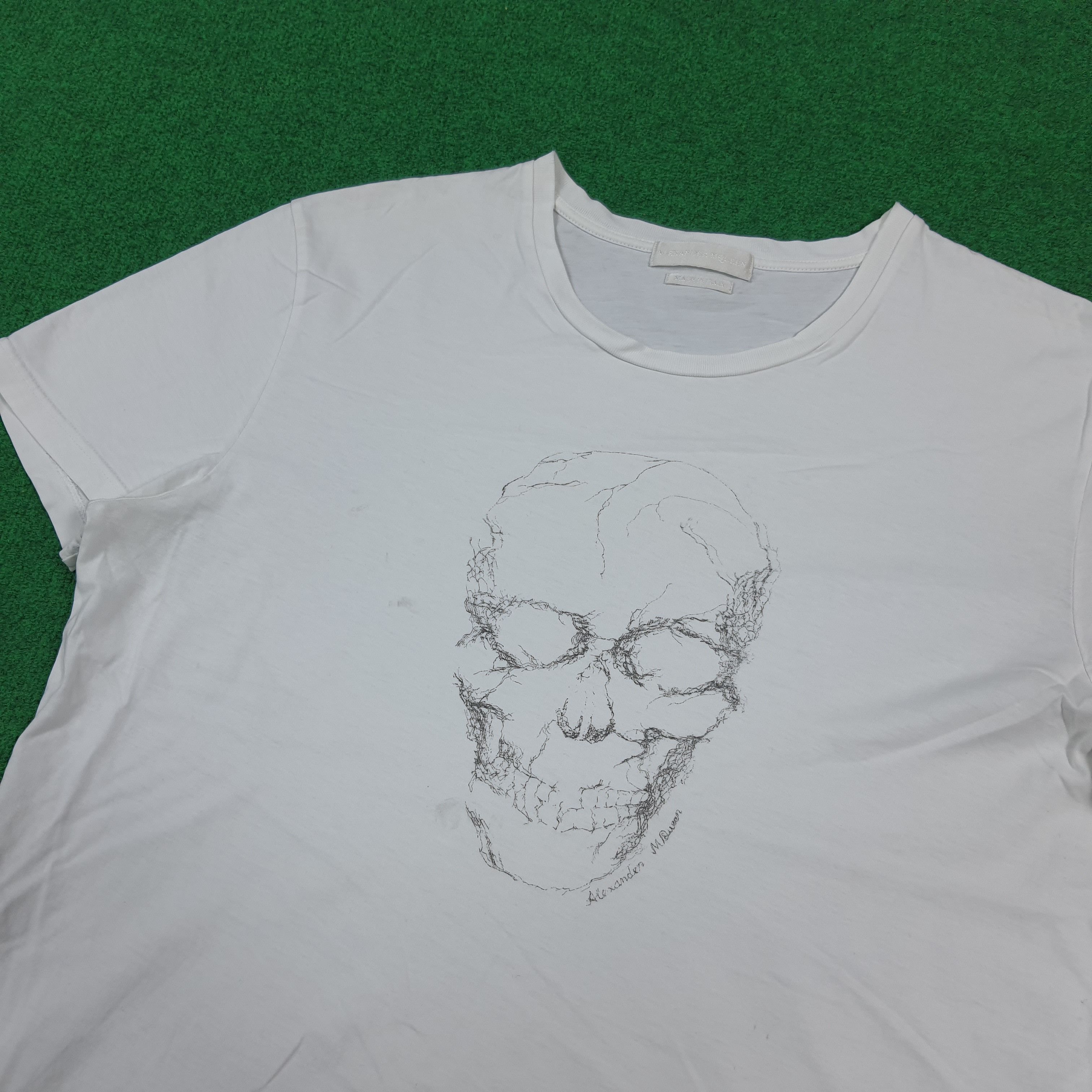 Alexander McQueen Vintage Alexander McQueen Skull Art Designer Tshirt C299N22 Size US M / EU 48-50 / 2 - 2 Thumbnail