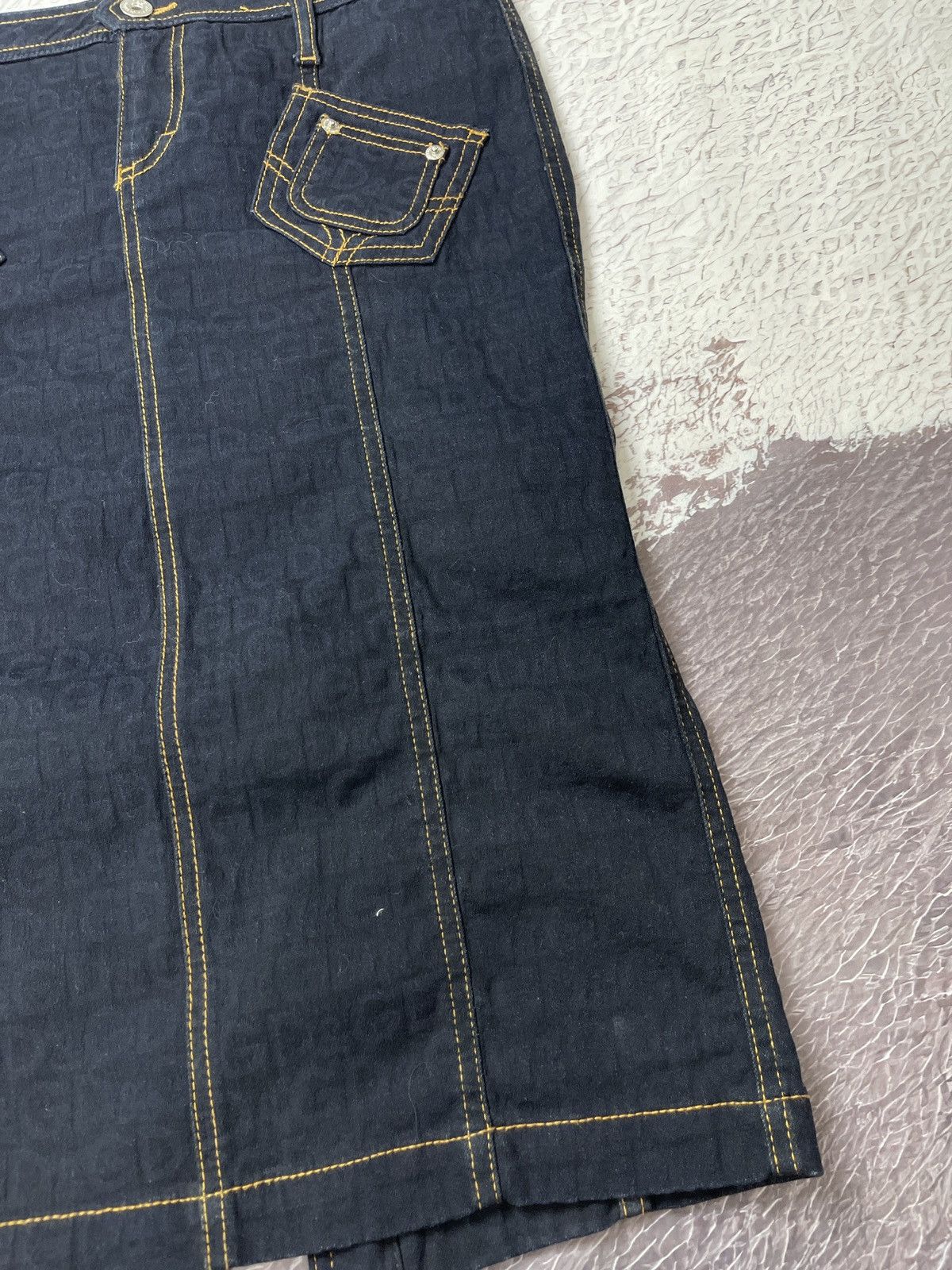 Dolce & Gabbana Dolce & Gabbana new vintage monogram midi denim skirt Size 28" / US 6 / IT 42 - 8 Thumbnail