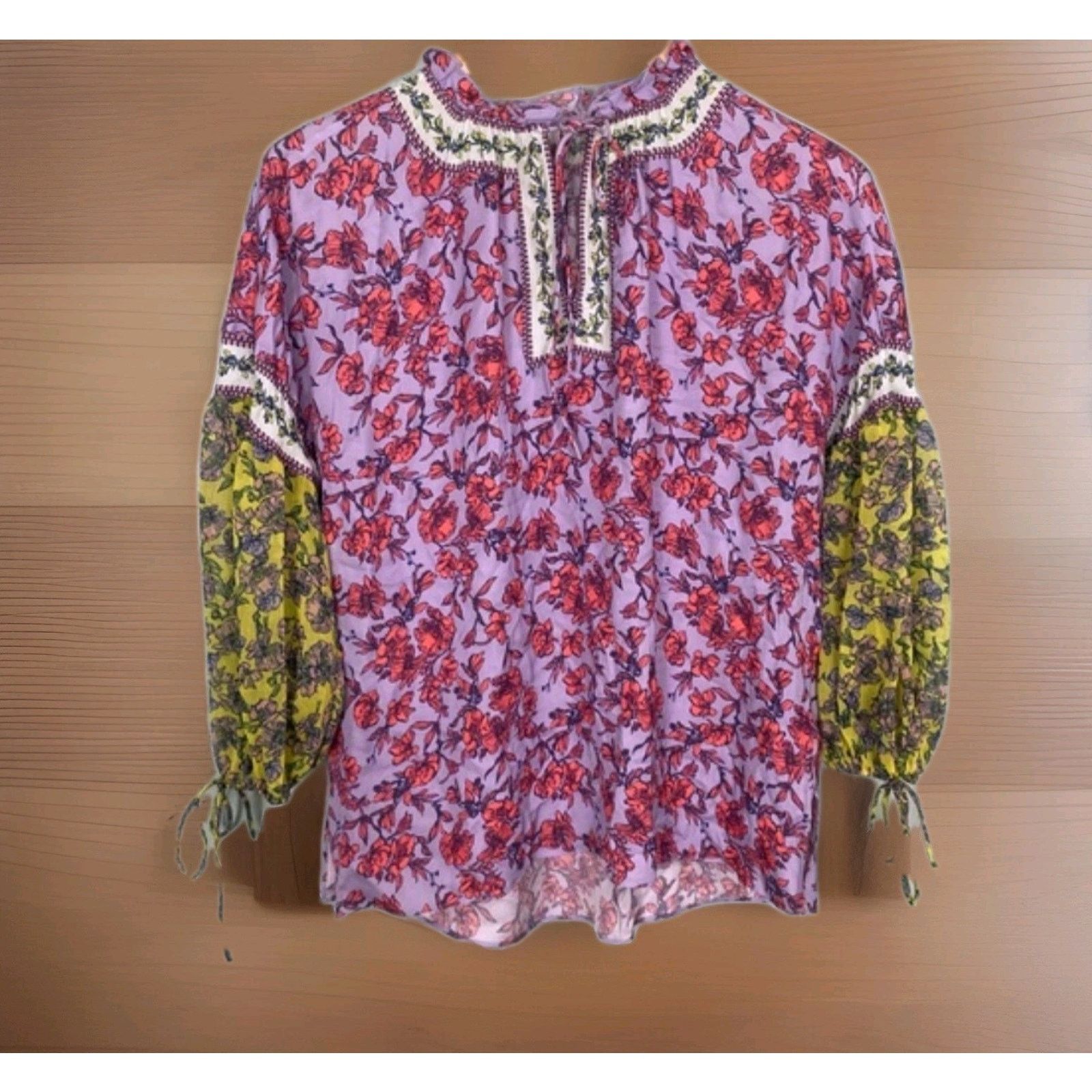 Alice + Olivia *$350 Alice + Olivia Julius Ruffle Blouson Sleeve Top V-Neck Size S / US 4 / IT 40 - 4 Thumbnail