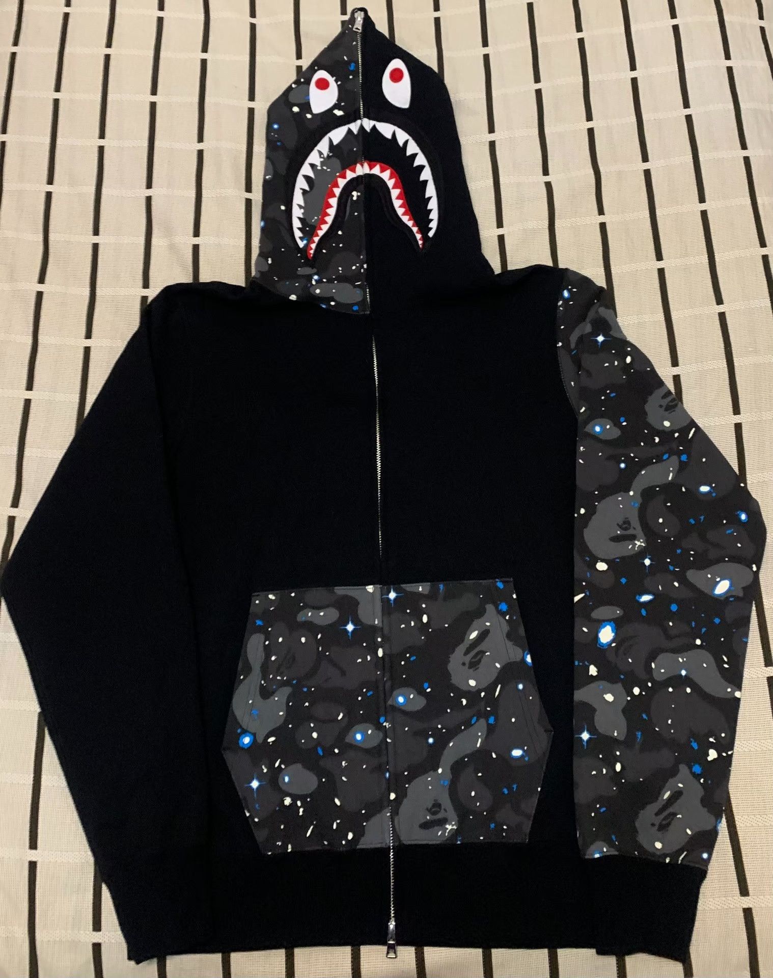 Bape Bape Shark Camo Hoodie L Men Size US L / EU 52-54 / 3 - 1 Thumbnail