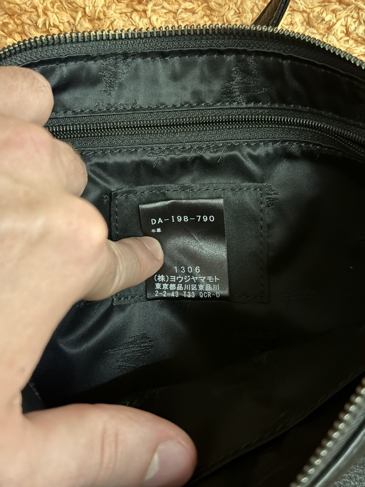 Yohji Yamamoto Yohji Yamamoto Signature Leather Shoulder Bag Black Size ONE SIZE - 7 Thumbnail