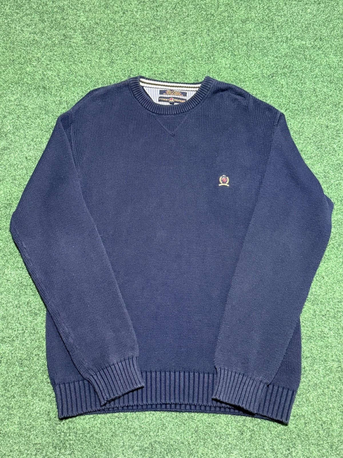 Tommy Hilfiger Vintage Tommy Hilfiger Crested Knit Sweater Size US L / EU 52-54 / 3 - 1 Thumbnail