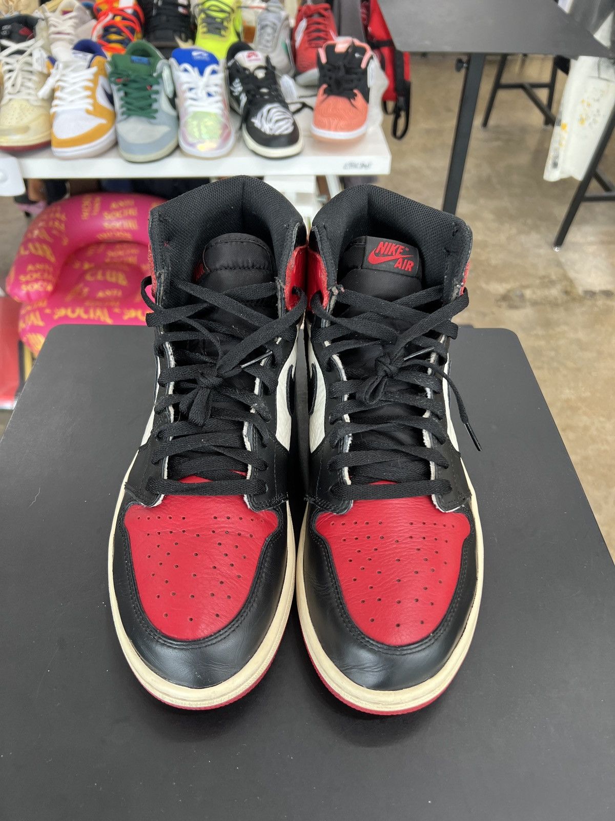 Jordan Brand Air Jordan 1 Bred Toe Sz. 11.5 (2018) Size US 11.5 / EU 44-45 - 2 Thumbnail