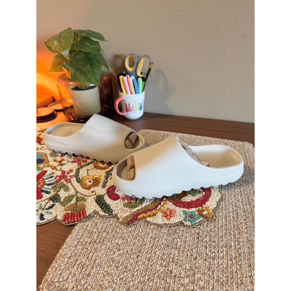 Yeezy YZY YS-01 Cream Yeezy Slides Pure Size US 8 / EU 41 - 2 Thumbnail