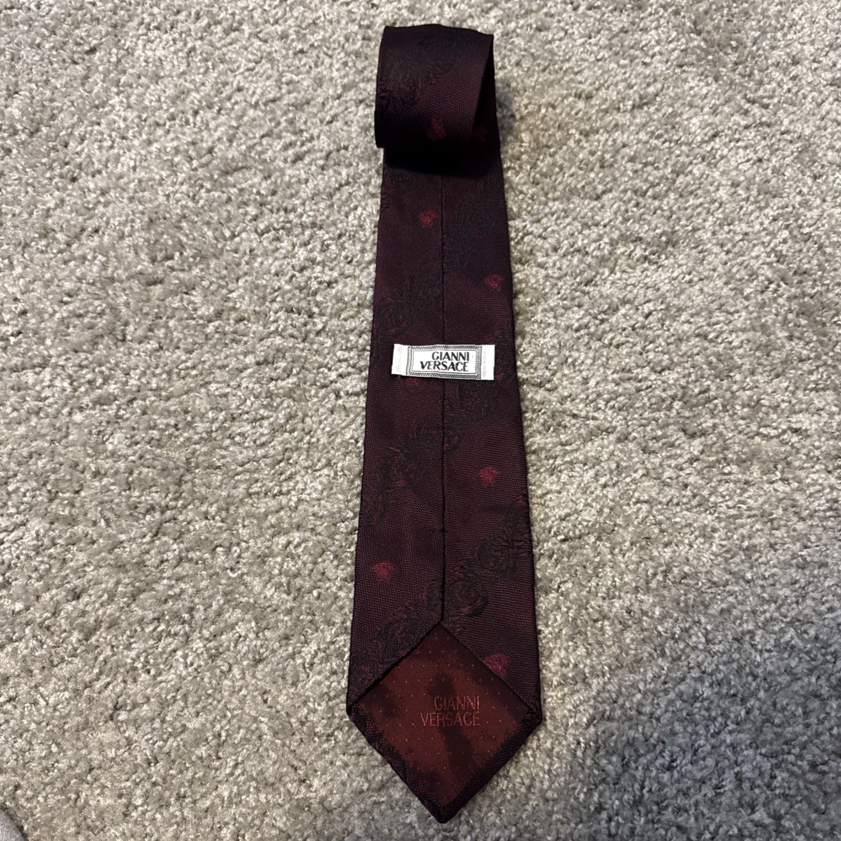 Versace VINTAGE Gianni Versace Wine Red Floral Rose Neck Tie 100% Silk Tie Men Red Floral 90s Versace Mens Tie Size ONE SIZE - 4 Thumbnail