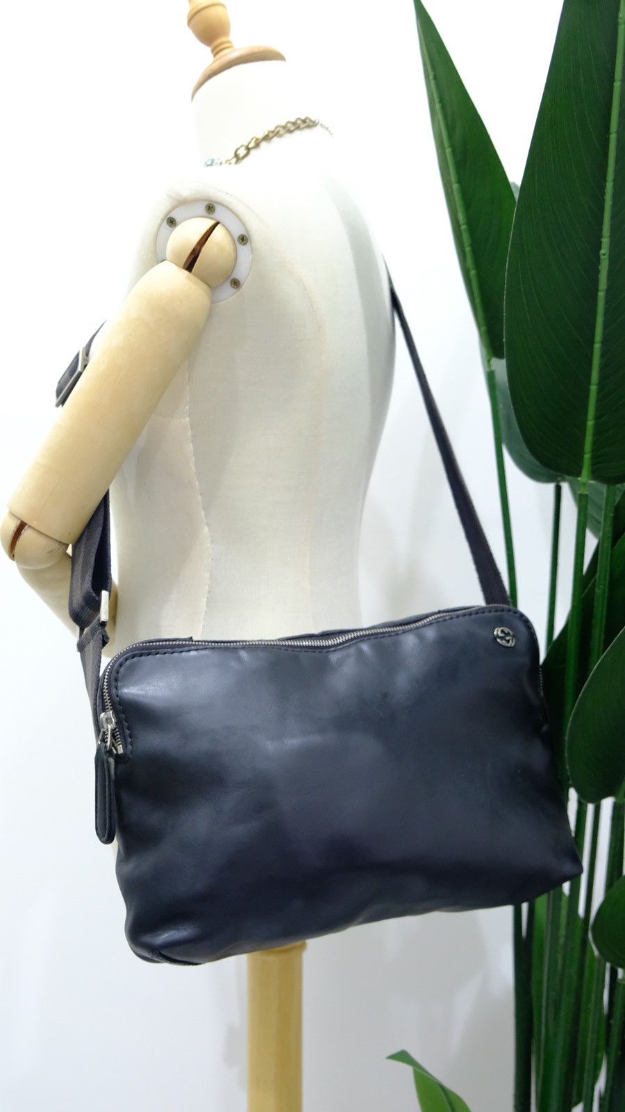 Authentic Gucci Black leather crossbody bag