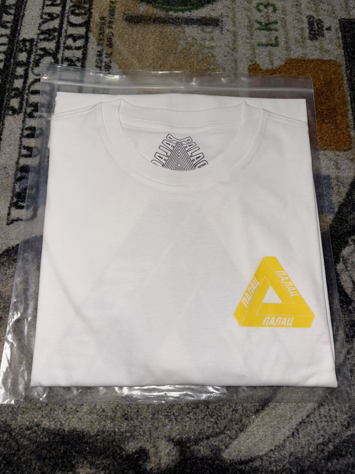 Palace Palace Ukraine Tri Lingual T-Shirt White Size US L / EU 52-54 / 3 - 1 Thumbnail
