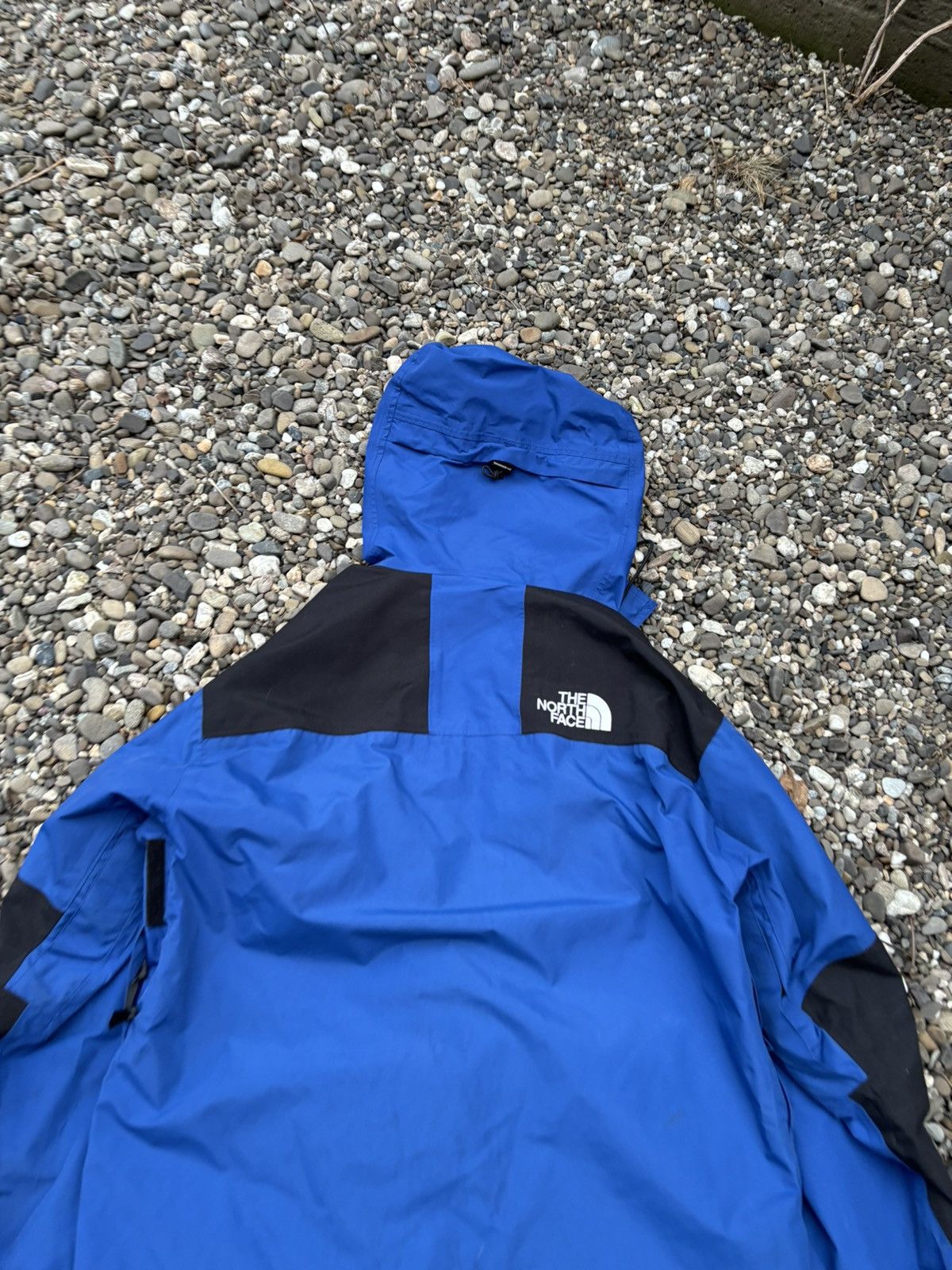 The North Face × Vintage Vintage The North Face 1990 Aztec Blue Gore-Tex Jacket Size US L / EU 52-54 / 3 - 15 Thumbnail
