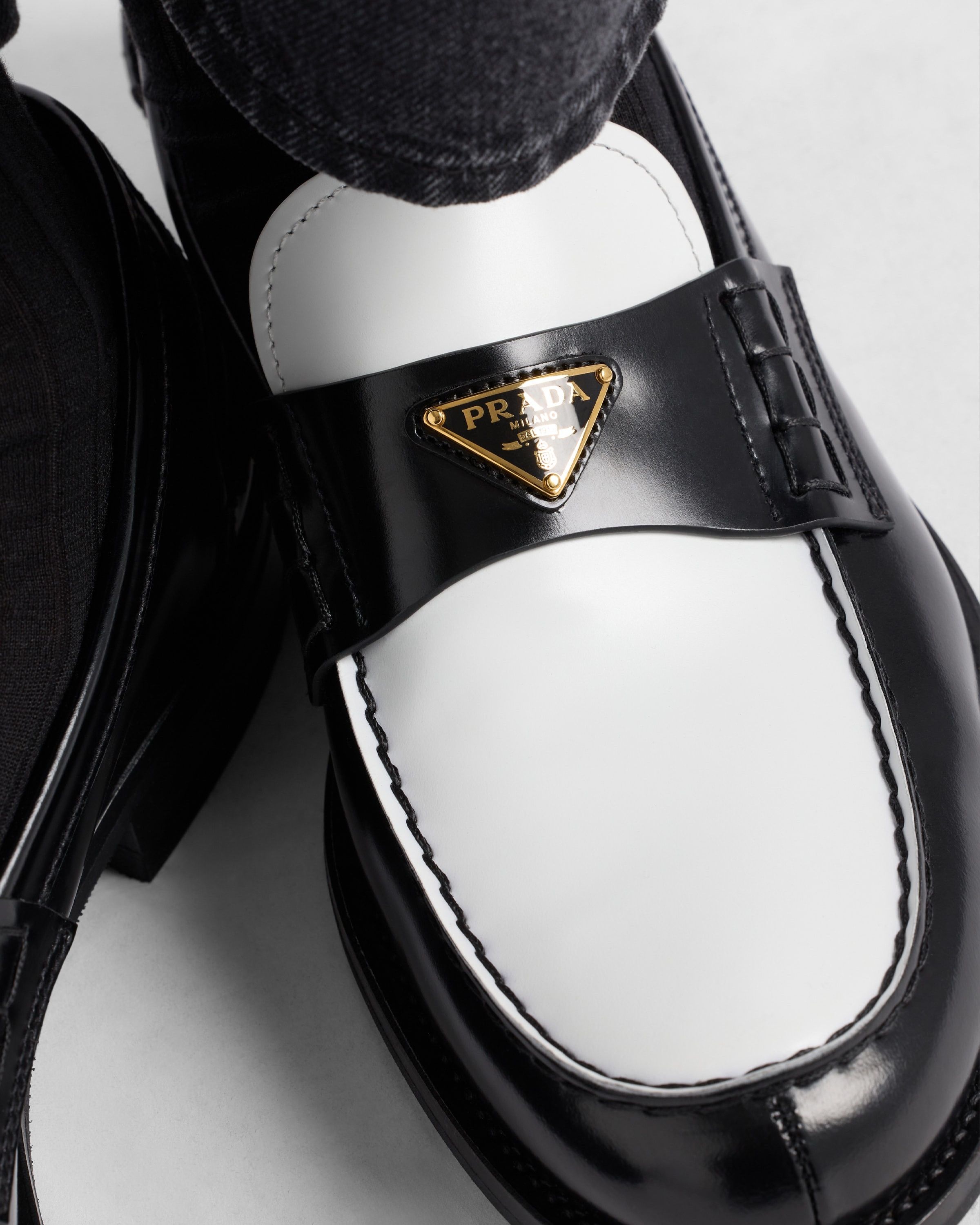Prada o1la1rc1a0925 Two-Tone Brushed Leather Loafers Black/White Size US 10 / EU 43 - 3 Thumbnail