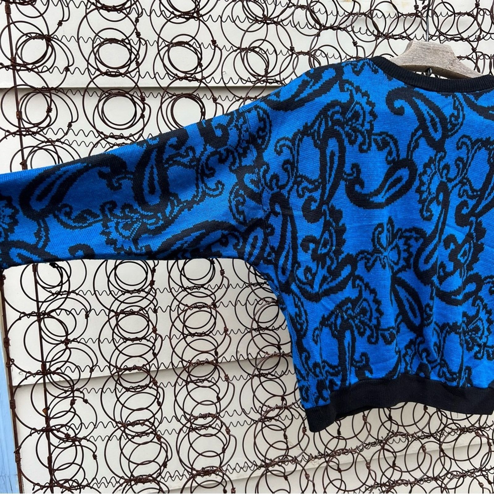 Vintage 80s Blue Black Scrolling Fleur De Lis Light Crop Sweater Size M / US 6-8 / IT 42-44 - 2 Thumbnail