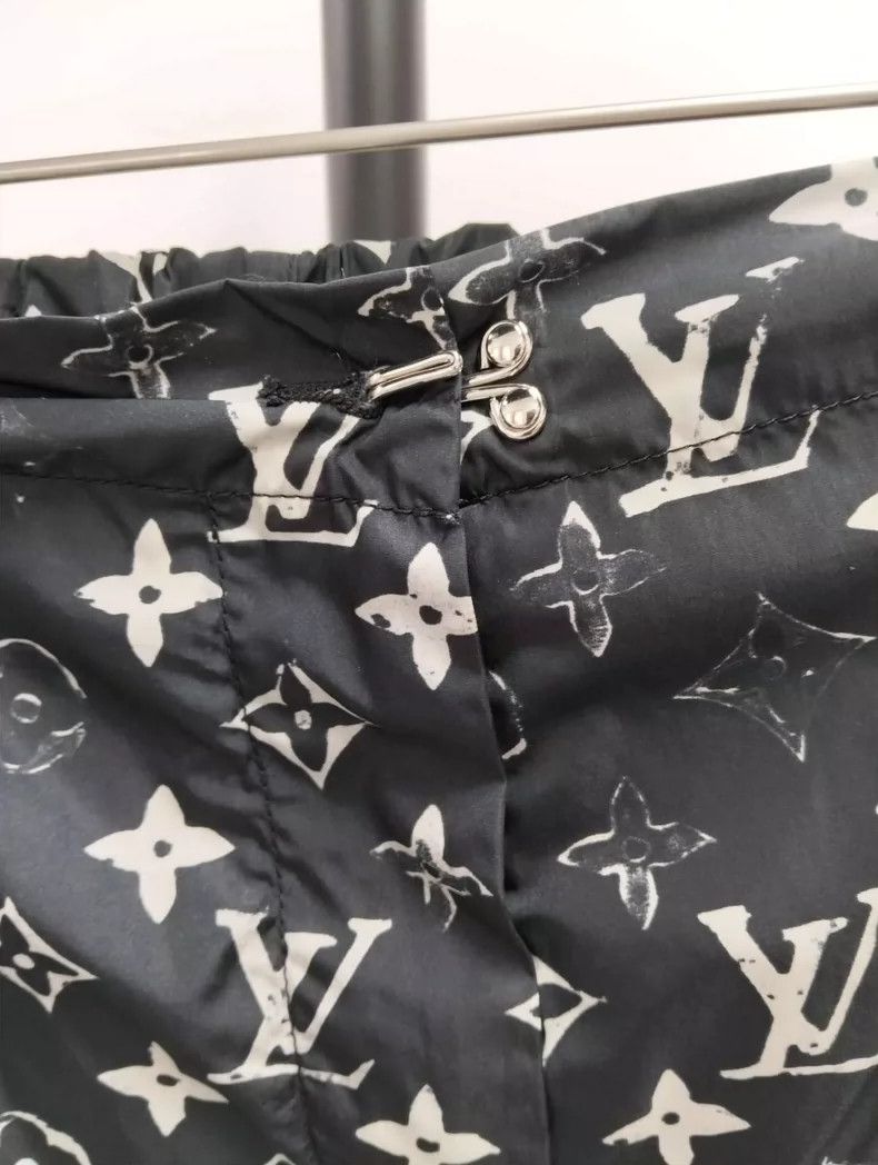 Louis Vuitton Louis Vuitton Full print shorts Nextarrow-2505 Size 27" / US 4 / IT 40 - 5 Thumbnail