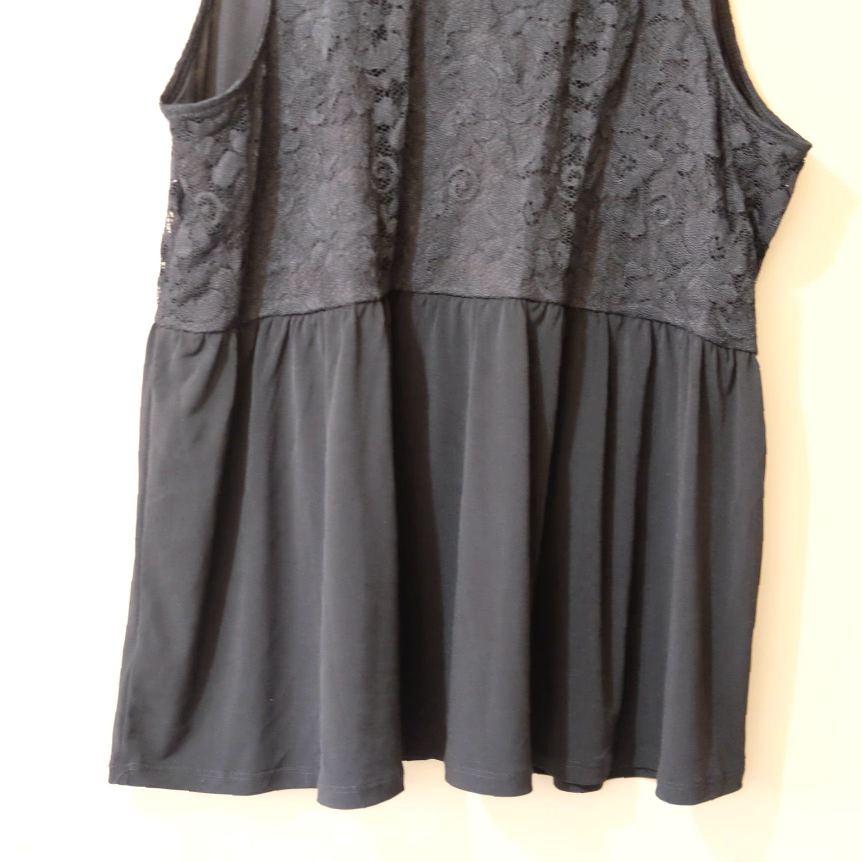 Torrid Torrid Black Lace Top Sleeveless Tunic Women's Size 1 Shirt Blouse Lace Nylon/Spandex Spring Summer VINTAGE? No (omit) Size XS / US 0-2 / IT 36-38 - 6 Thumbnail