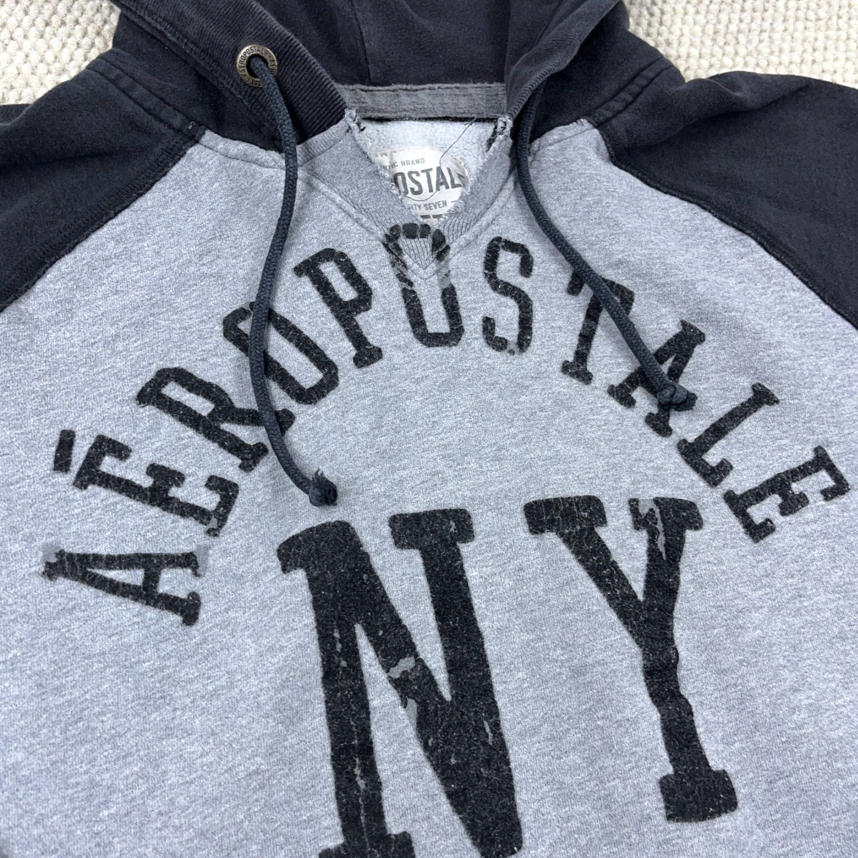 Aeropostale VINTAGE Aeropostale Hoodie Mens 2XL Gray Black Sweatshirt 2000s Skate NYC Pullover Crew Neck Cotton Blend Fleece Logo Embroidered Size US XXL / EU 58 / 5 - 5 Thumbnail