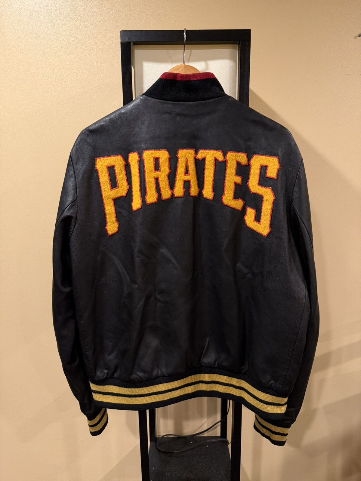 Gucci × MLB Gucci x MLB AW18 Pirates Black Leather Bomber Varsity Jacket Size US L / EU 52-54 / 3 - 1 Thumbnail