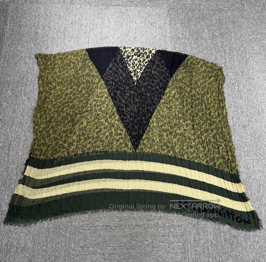 Louis Vuitton Louis Vuitton Leopard Print Scarf. Size ONE SIZE - 1 Thumbnail