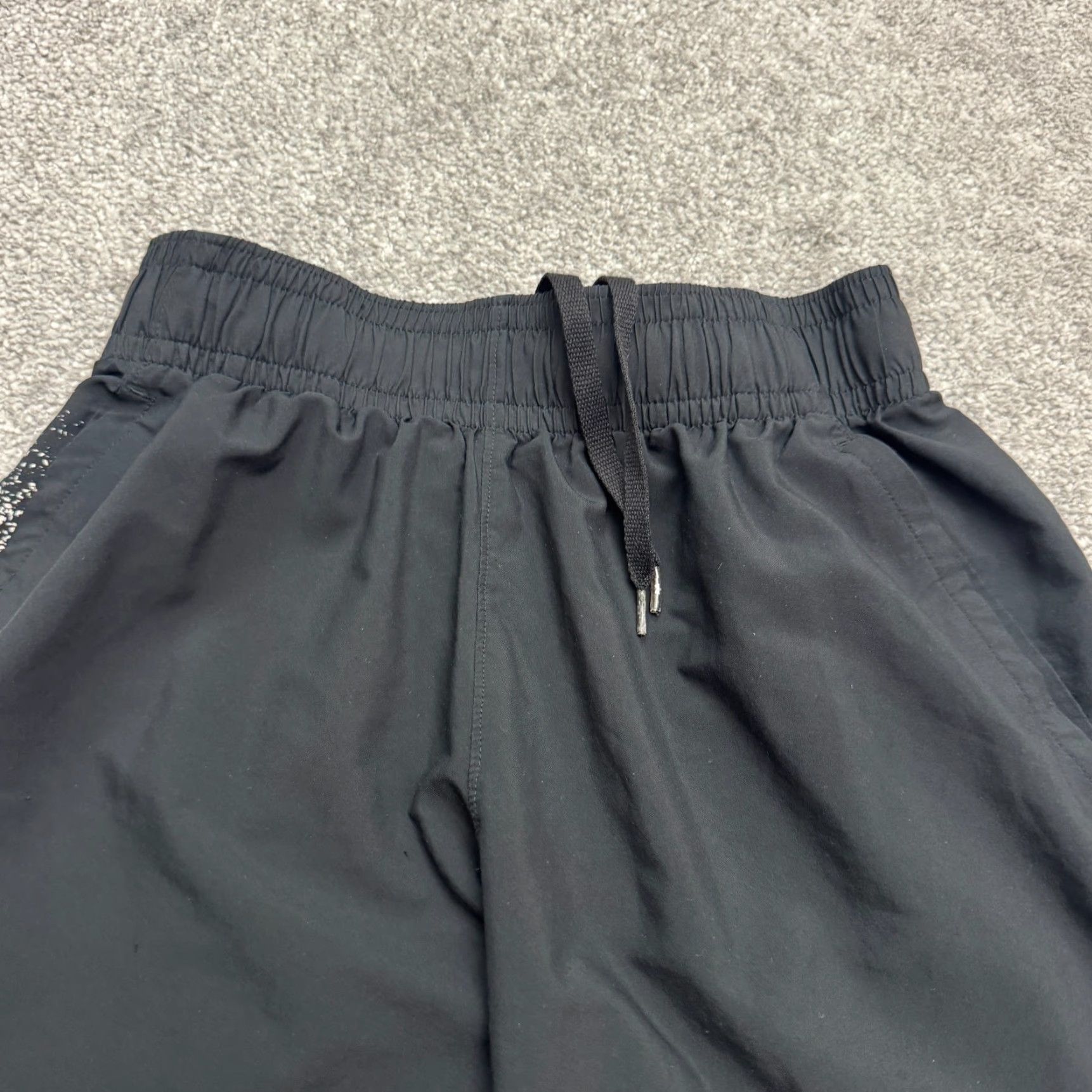 Under Armour Under Armour Shorts Mens Small Black White Graphic Elastic Waist Active Size US 29 - 4 Thumbnail