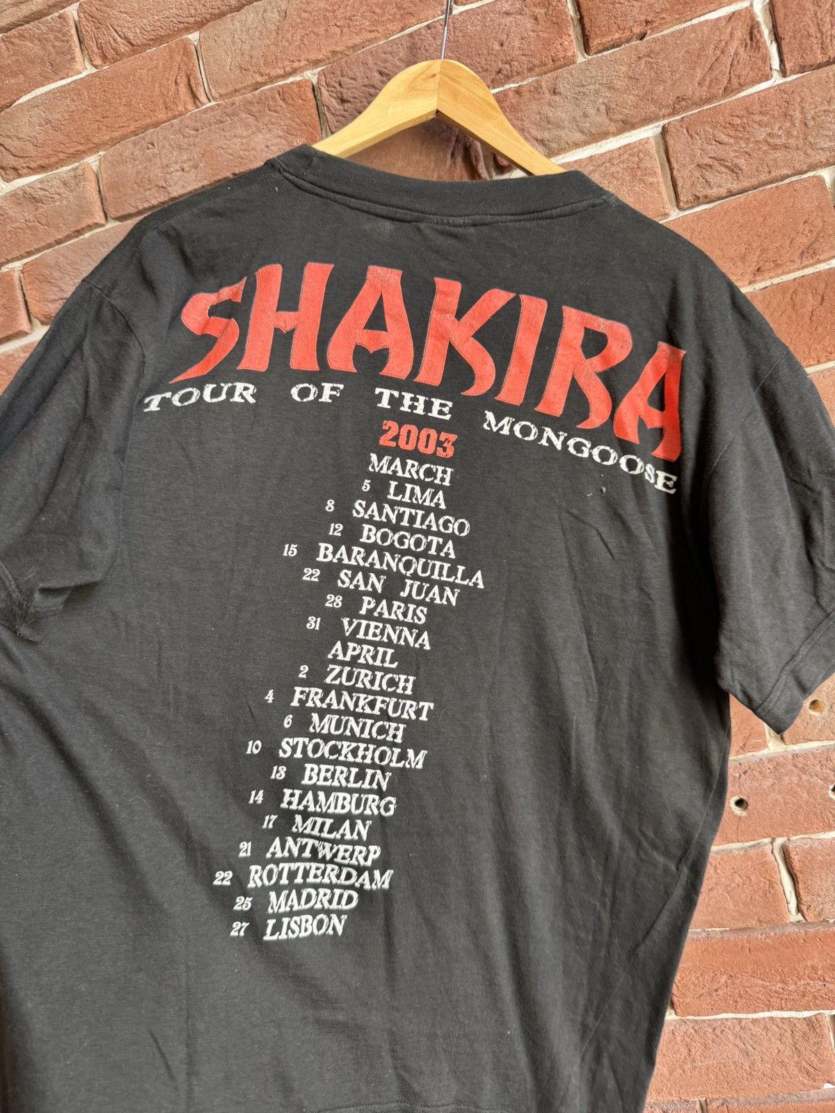 Vintage Vintage 2003 Shakira Tour Of The Mongoose T-Shirt Pop Band Size US L / EU 52-54 / 3 - 8 Thumbnail