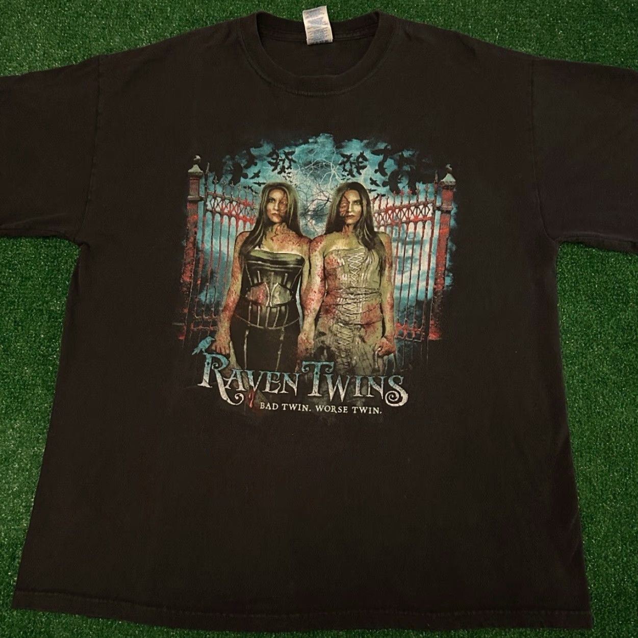 Twins VINTAGE Raven Twins Howl O Scream Horror Nights 2008 VTG Shirt L Busch Gardens Men Black Shirt Horror 90s Mens Size US L / EU 52-54 / 3 - 4 Thumbnail