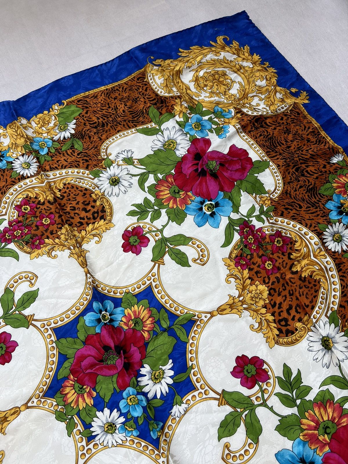 Vintage Shawl 100% silk vintage great patterns hand rolled Size ONE SIZE - 3 Thumbnail