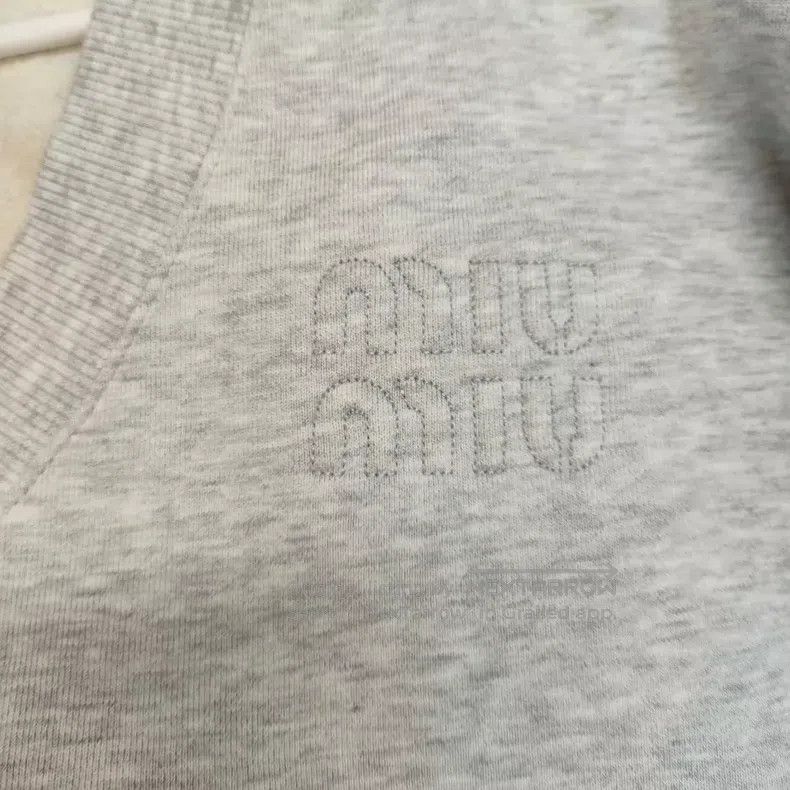 Miu Miu Miu Miu Size XS Cotton ladies V-neck short sweater Size XS / US 0-2 / IT 36-38 - 4 Thumbnail