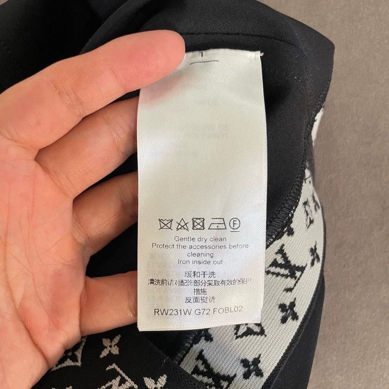 Louis Vuitton Black hem full of logo short sleeves