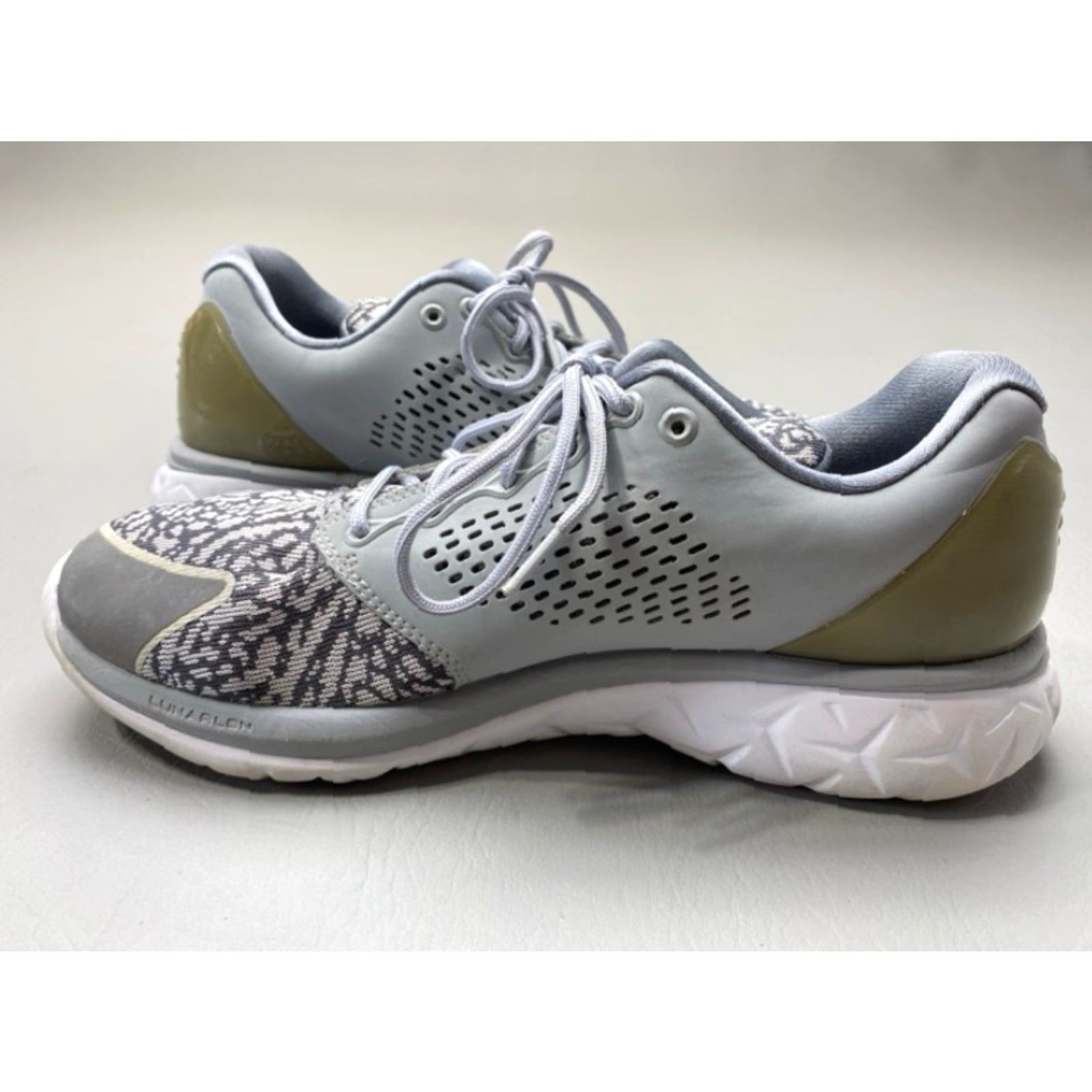 Jordan Brand Nike Air Jordan Trainer ST Wolf Grey Platinum Cement 820253-003 Size 10 Nike Jordan Trainer ST Wolf Grey 10 Mens Gray 2000s 2010s Sneakers Size US 10 / EU 43 - 7 Thumbnail
