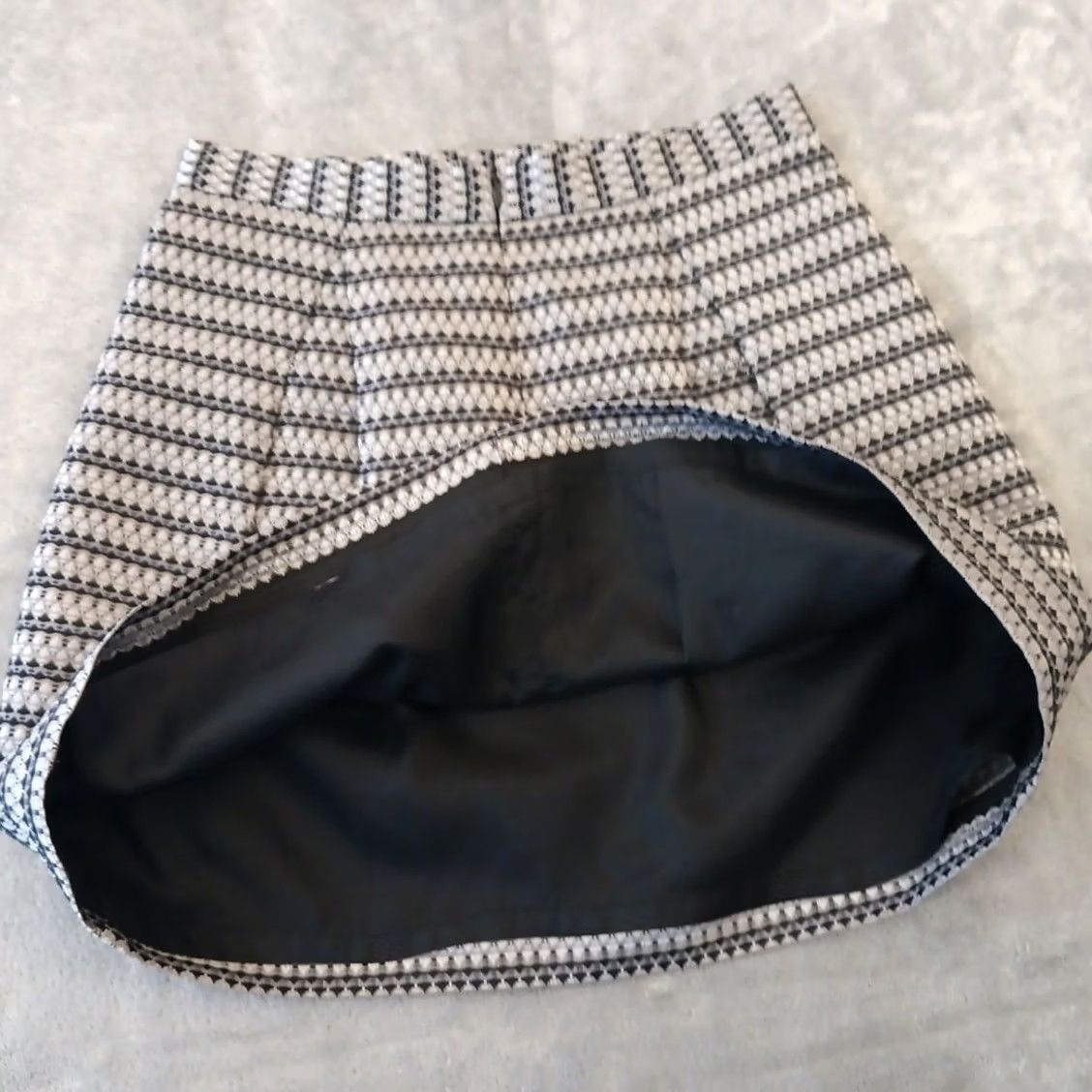 Bcbgmaxazria BCBGMAXAZRIA Skirt Short A-Line Gray Lined Pleated Wool Polyester Acrylic Zip Pocket Womens Size 2 Size 26" / US 2 / IT 38 - 7 Thumbnail