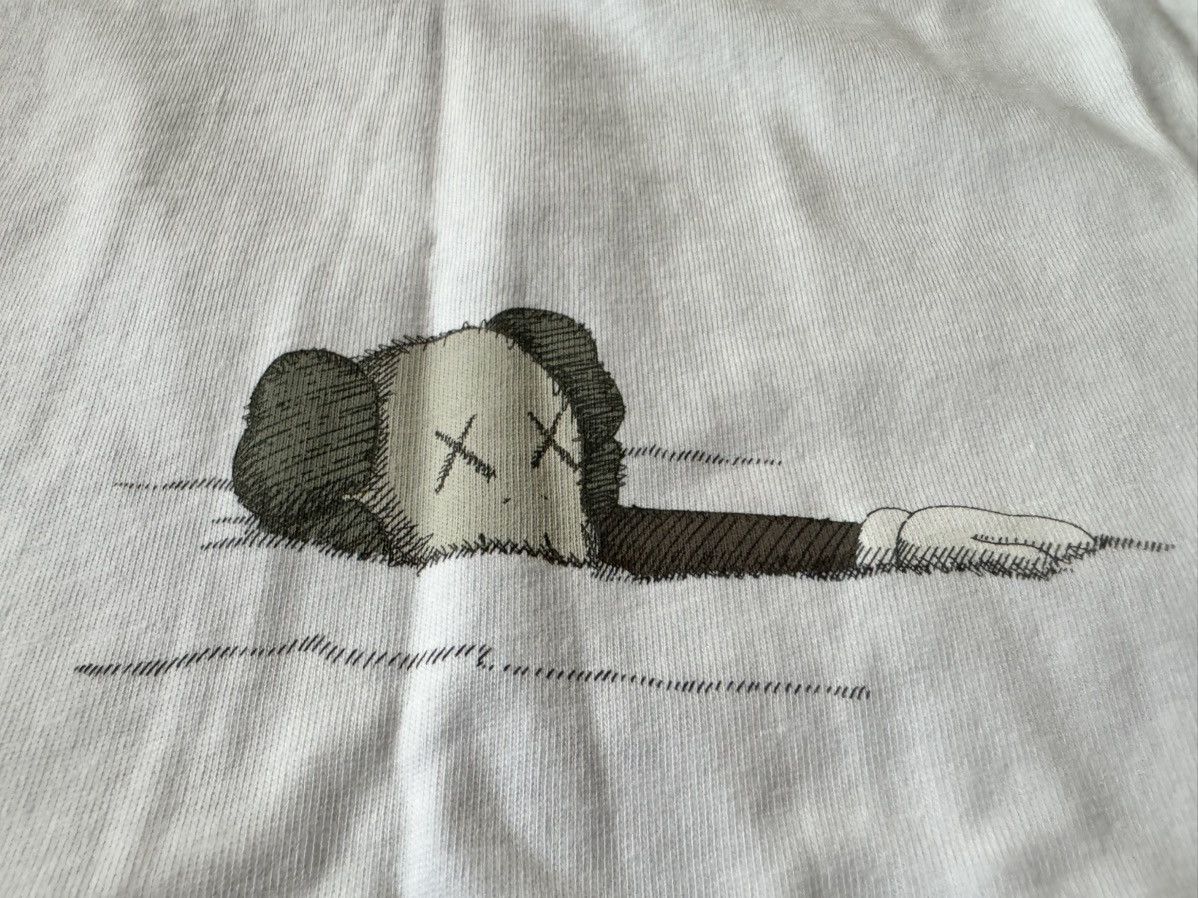 Kaws × Uniqlo Medium Kaws Artbook Cover Tee White Uniqlo UT T-Shirt Figure Size US M / EU 48-50 / 2 - 7 Thumbnail