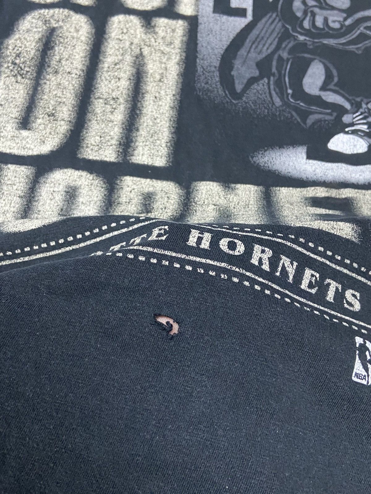 NBA Charlotte Hornets 🐝 vintage spotlight Nutmeg faded t-shirt Size US XL / EU 56 / 4 - 5 Thumbnail