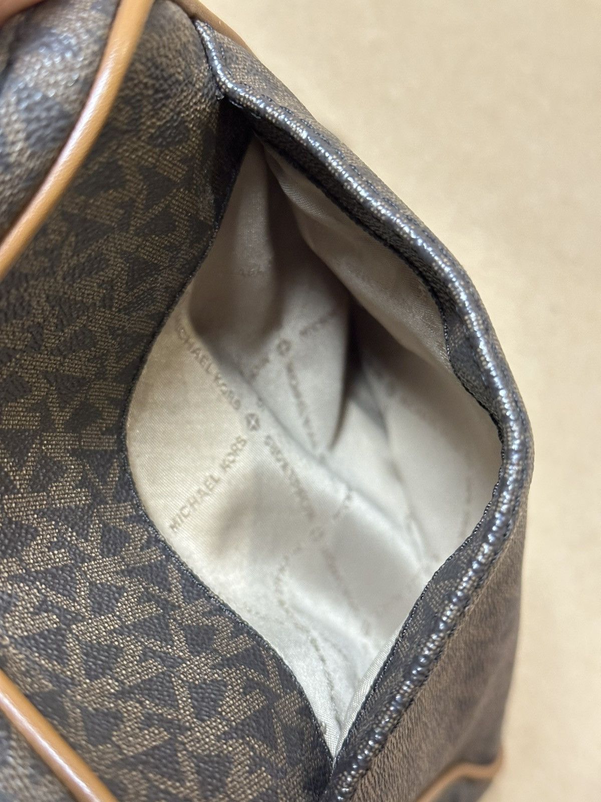 Michael Kors MICHAEL KORS SLING SLING BAG. Size ONE SIZE - 18 Thumbnail