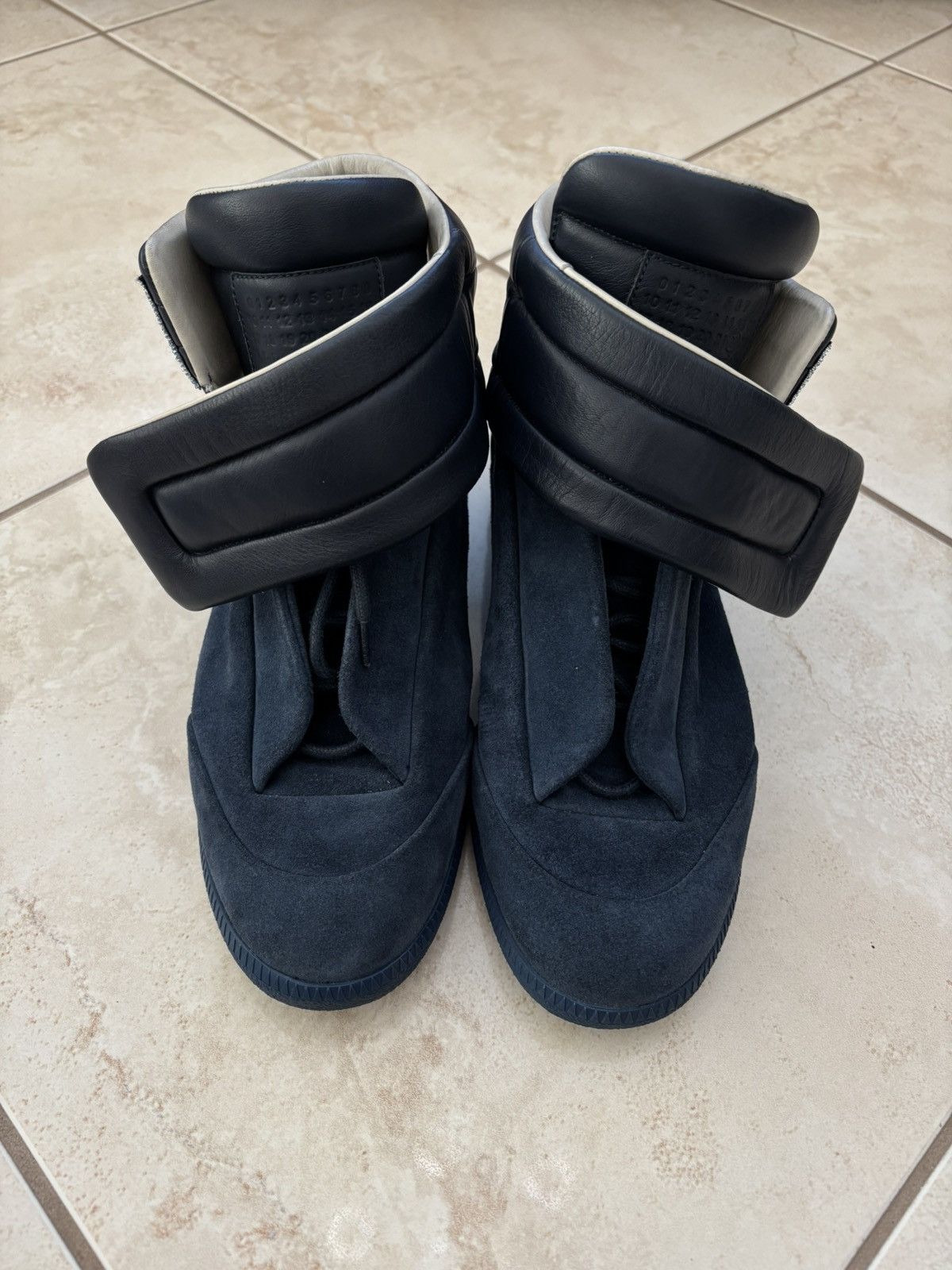 Straye Logan Puff - Black Suede