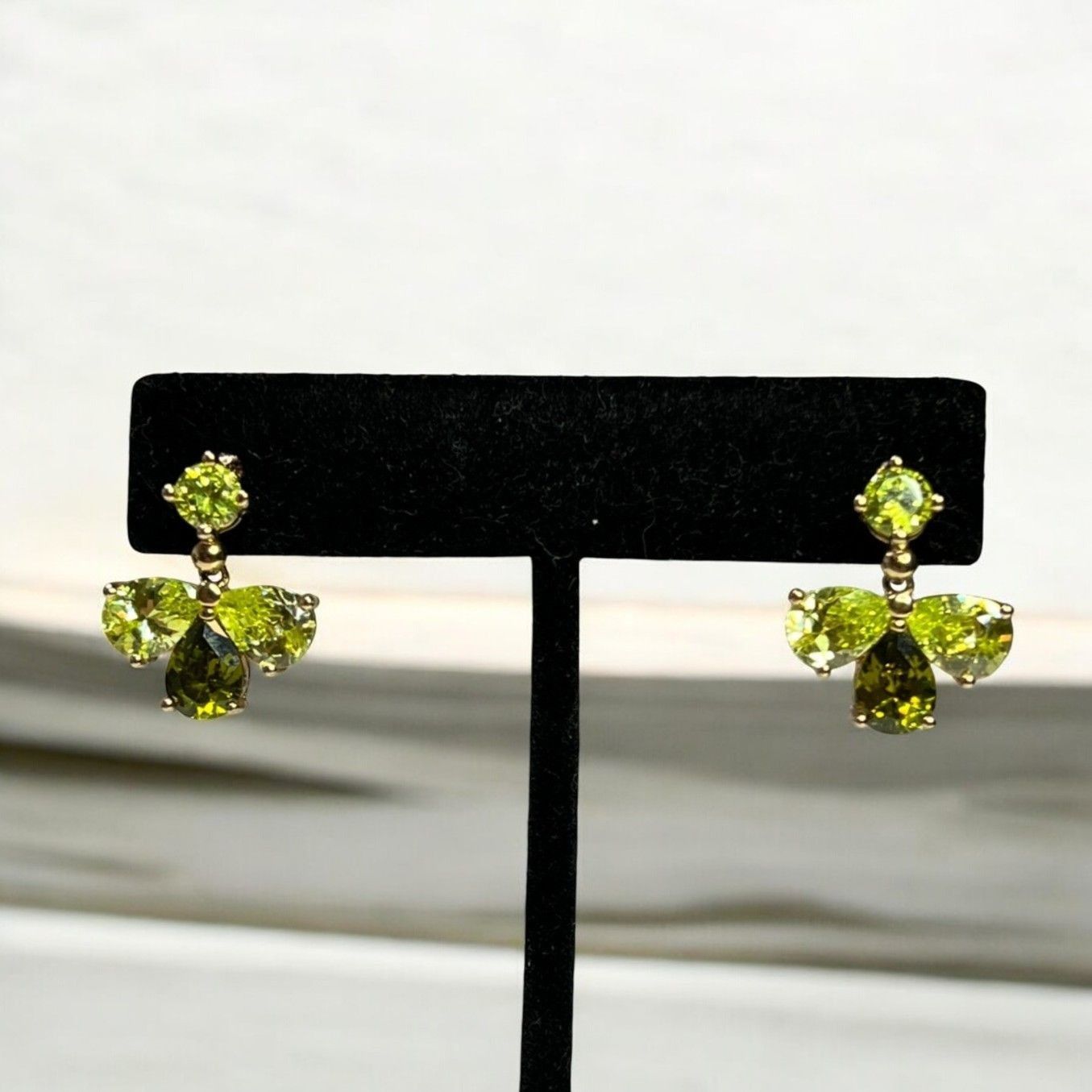 Vintage Gold-Toned Green Crystal Drop Earrings With Floral Design Size ONE SIZE - 1 Thumbnail