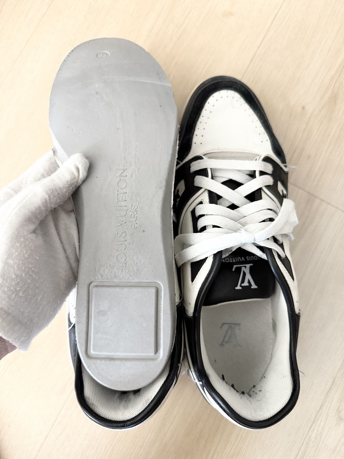 Louis Vuitton STEAL! Louis Vuitton Trainer Virgil Abloh White Black Blue Size US 8.5 / EU 41-42 - 13 Thumbnail