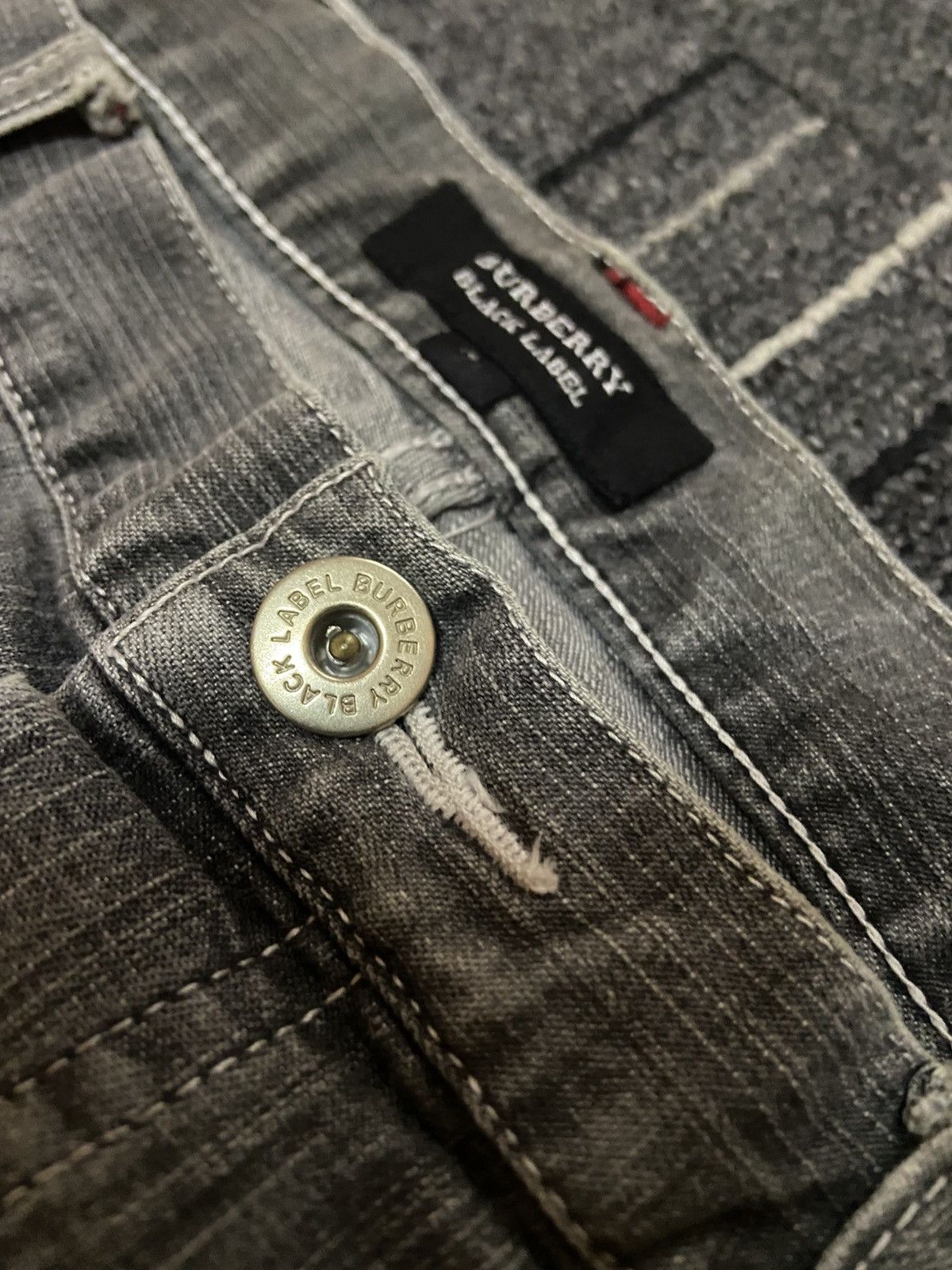 Burberry Vintage Burberry black label distressed denim jeans Size US 30 / EU 46 - 4 Thumbnail