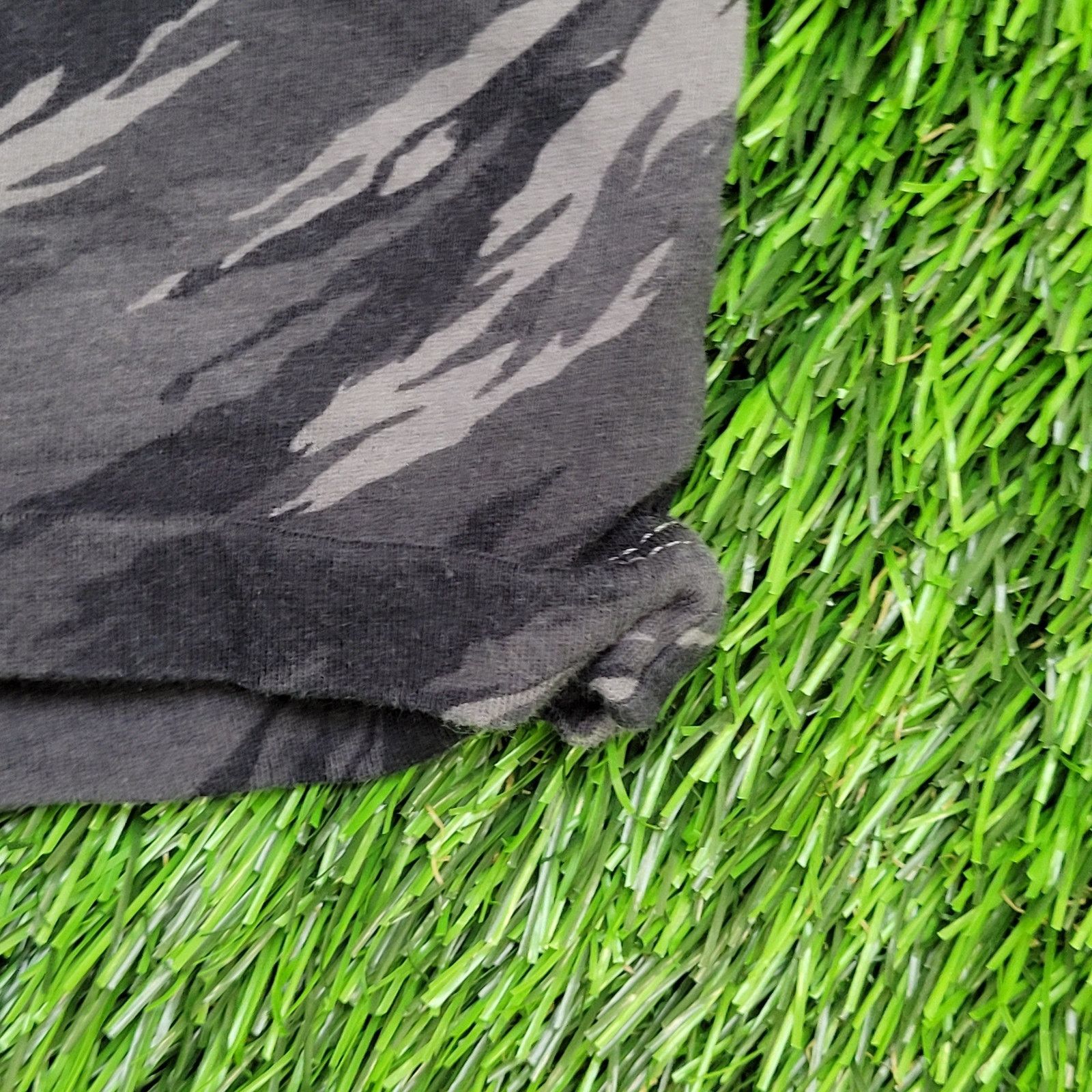Nike NIKE Tiger-Stripe Camo Shirt M/L 21x25 Diagonal Brushstroke Size US L / EU 52-54 / 3 - 9 Thumbnail